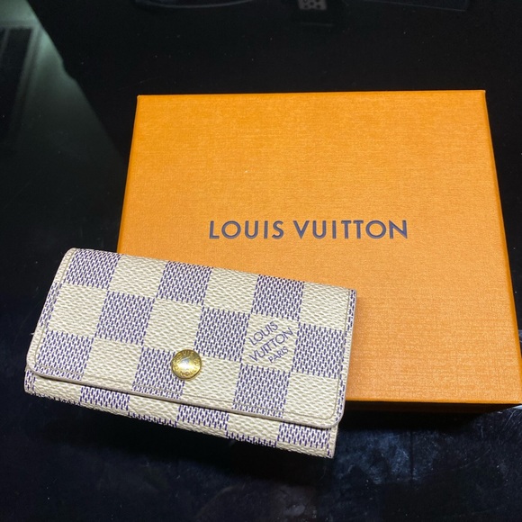 Authentic LOUIS VUITTON 4 ring cles - Picture 1 of 4